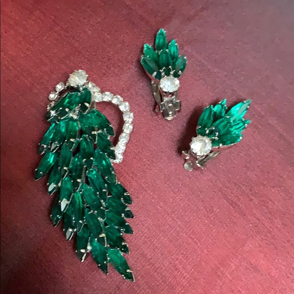 Vintage Jewelry - Vintage clip earrings/pin set green rhinestones❣️